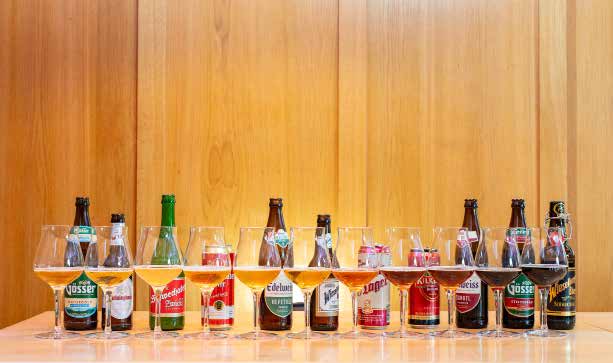 Verschiedene Flaschen und Gläser Bier