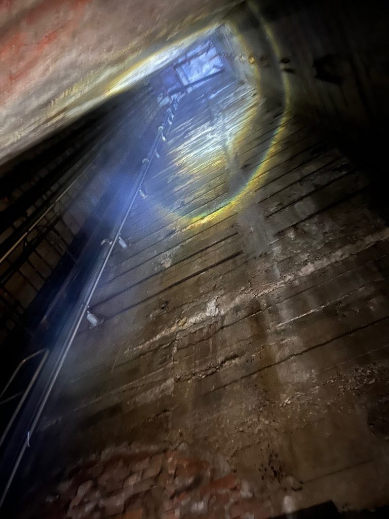 Ein Bild eines Schachtes in einem alten Gebäude